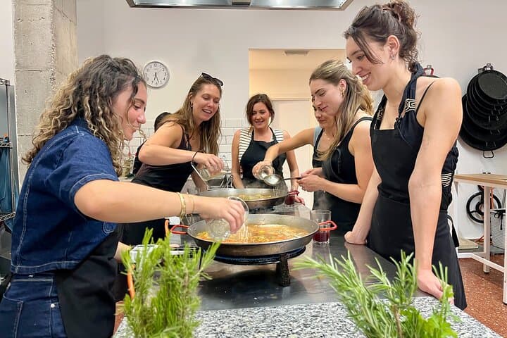 שיעור לבישול פאייה וולנסיאנית, טאפאס וביקור בשוק רוזאפה.