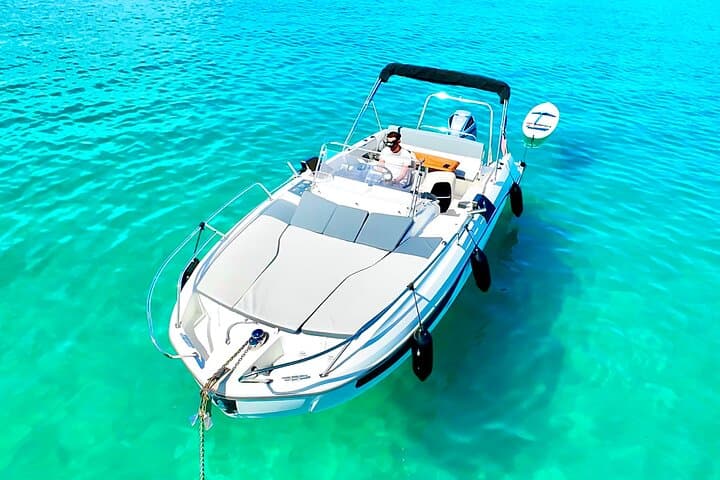 גלה את איי לירן ואת מפרץ קאן על סירה פרטית