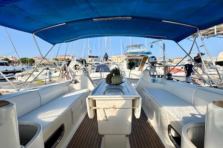 יאכטת טיול 15 מטר. עלייה מהאיים של לא מדלנה.