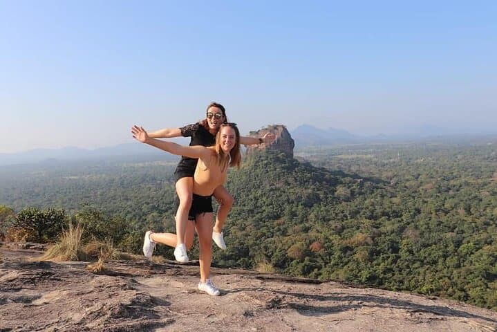 נהג תיירים סרי לנקי עם ידע מקומי נהדר בכל רחבי המדינה!