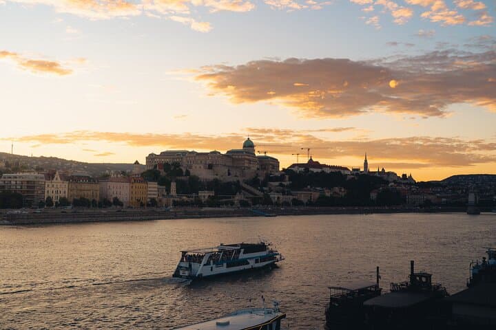 Budapest: 1-Hour Highlights Cruise with Welcome Drink