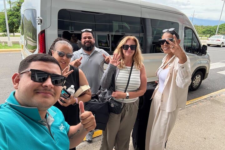 העברת הלוך ושוב מנמל התעופה ליבריה למלון או לאייר בי אנד בי שלכם