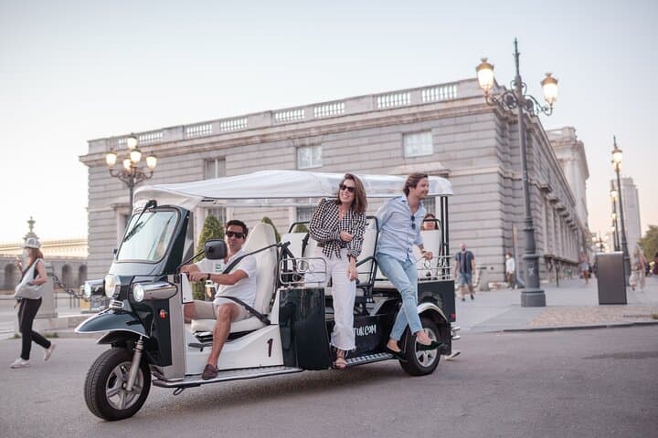 Madrid Welcome Tour with Local Guide in Eco Tuk Tuk Private