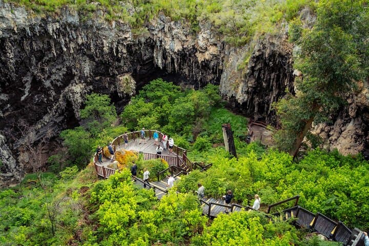 טיול מודרך לחלוטין במערת האגם.