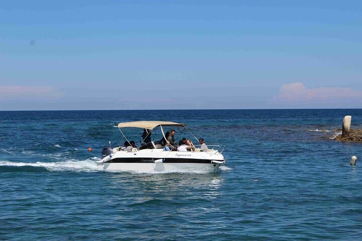 סיור בסירה במערות של פולינג'נו א מארו עם אפריטיף