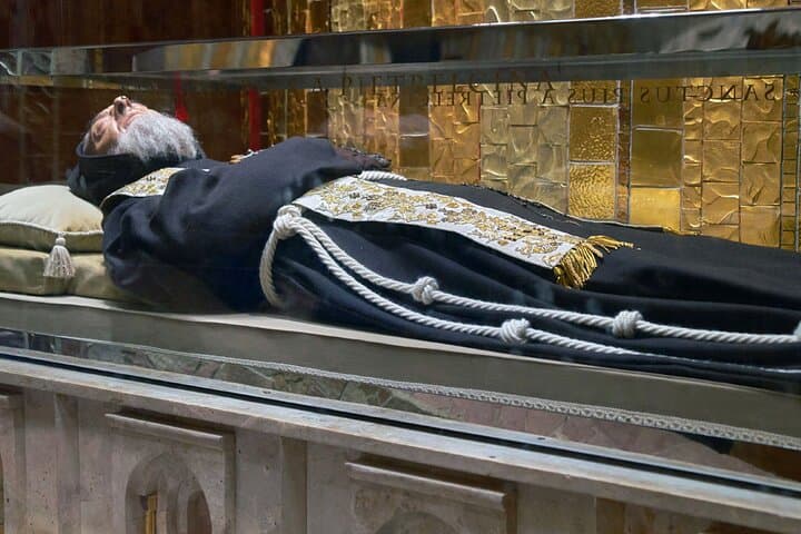 מדריך פרטי בסן גובאני רוטונדו: חוויה רוחנית מדהימה עם סנט פיו