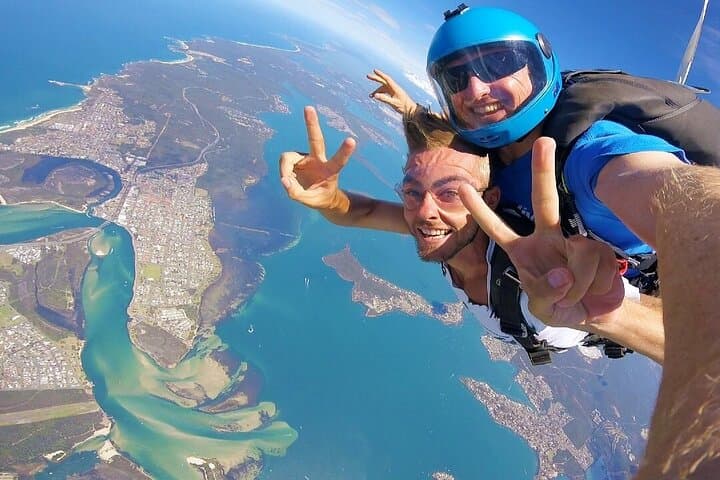 מחווית צניחה חופשית זוגית מעל חוף ניוקאסל