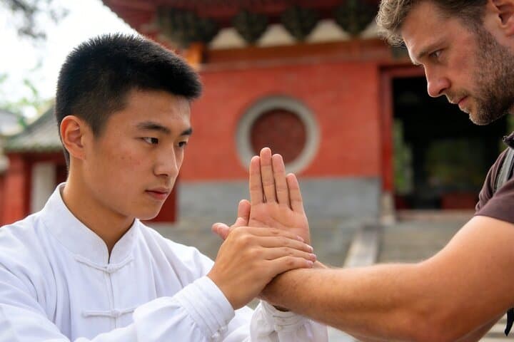 סיור פרטי בזרנג'ואו למקדש שאולין כולל שיעור קונג פוא ופעילויות