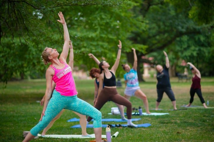 חוויה משותפת של יוגה וקפה על עגלת התיירים