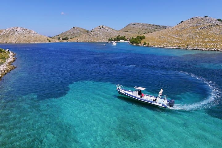 חוויה של סיור סירה פרטי בקורנטי