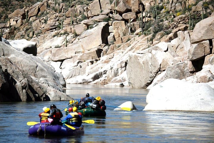 מסע רפטינג אזורי פראי של נהר המלח.
