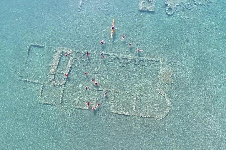 סיור קיאקים בים אפידוורס בעיר העתיקה הטבועה, תיאטרון קטן עתיק