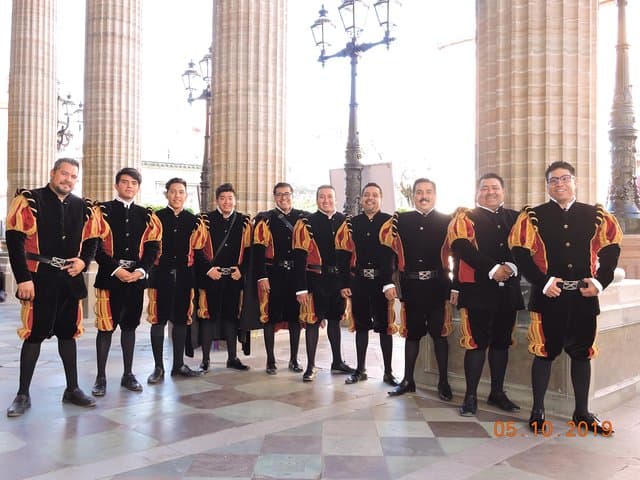 קָלֵיּוֹנֵדָס עם הסטודנט הוויריינאלי.