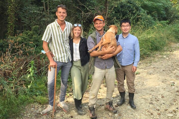 חיפוש טרופלים וטעימת יין ברולו.