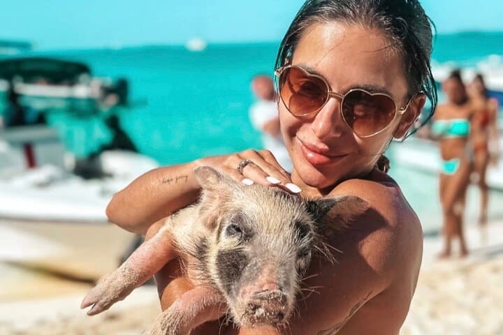 סיור פרטי ביום אקסומה עם איגואנות, כרישים וחזירים שוחים (8 שעות)