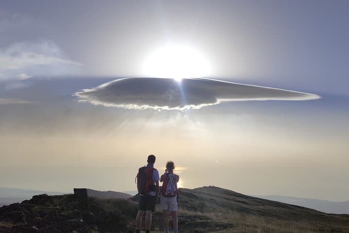 אתנה בג'יפ: חקר מכתשים ומערות לבה ויינות אתנה.