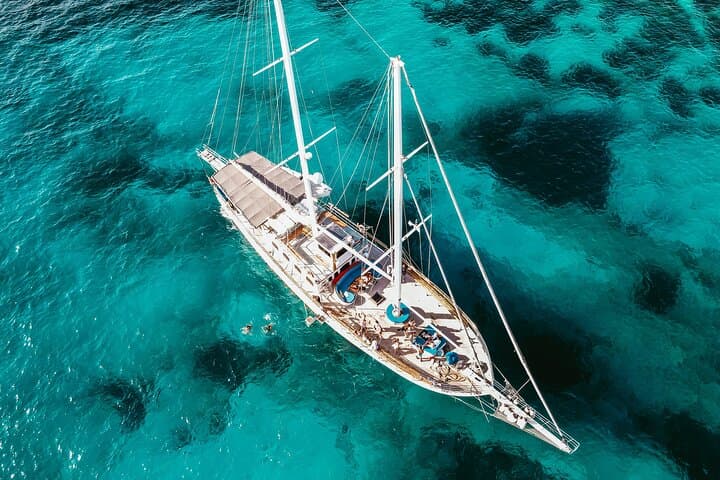 שייט 3 המפרצים של הרה כולל את הלגונה הכחולה.