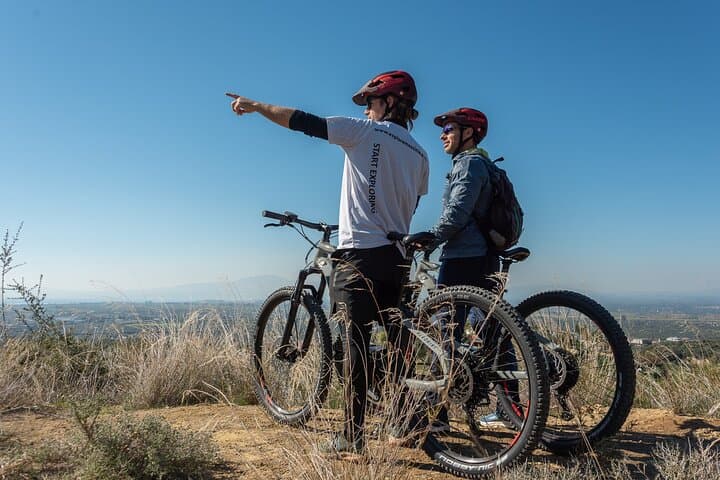 מסלולי האי-בייק של קלמטה במטע הזיתים.
