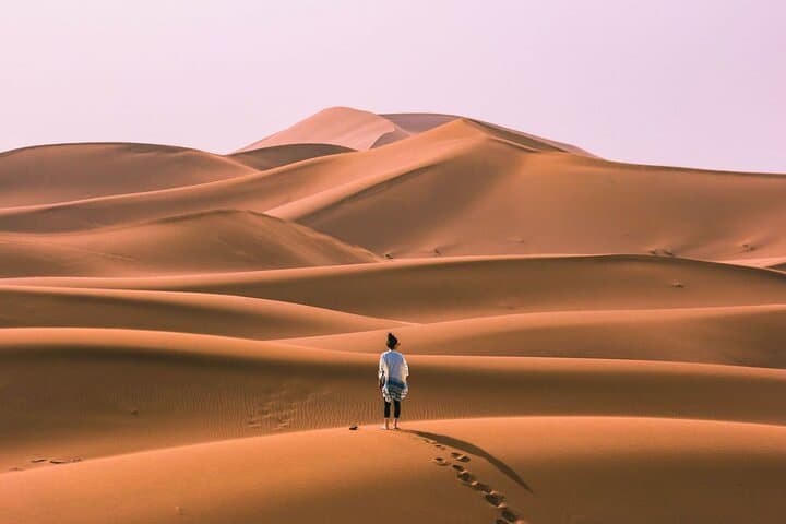 טיול במדבר Erg Chigaga ממרחמיד ברכב 4x4 בדיונות סהרה של מרוקו