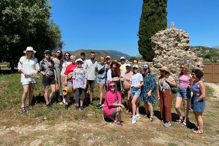 סיור של יום אחד בעין הכחול, מנזר, ג'ירוקאסטר וטירת לקורשי.