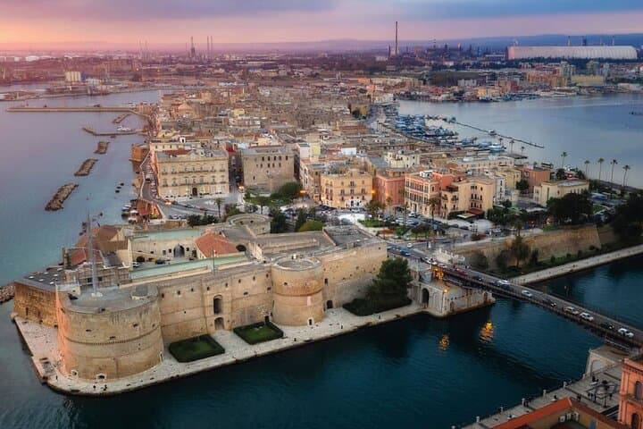 סיור הליכה בטראנטו עם מדריך קולי וכתוב על ידי מקומי