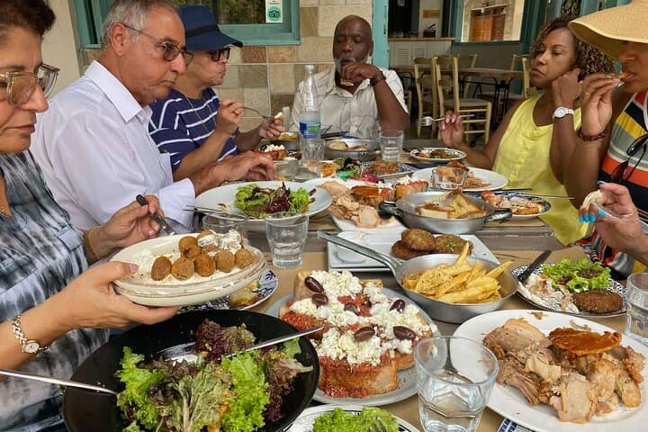 סיור אוכל מסורתי, טעימת שמן זית עם ארוחת צהריים בקלמטה, מסניה!