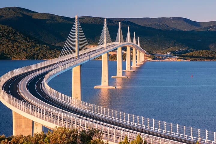 Oysters & Wine & AUTHENTIC boat tour with GOURMET LUNCH in price