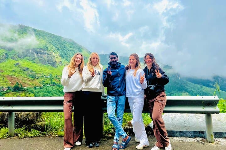 Nuwaraeliya Tea Factory and WaterFall Tour’s With DMJ Tours