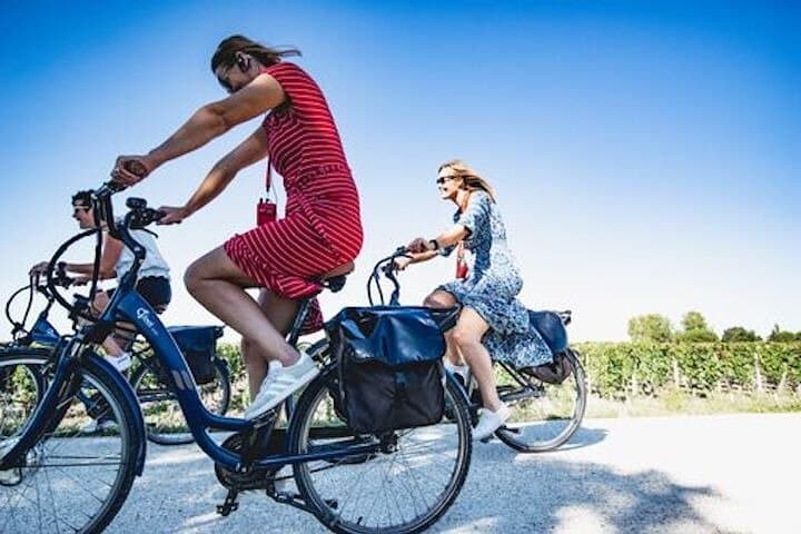 סיור יום באופניים חשמליים בסן-אמליון עם טעימות יין וארוחת צהריים